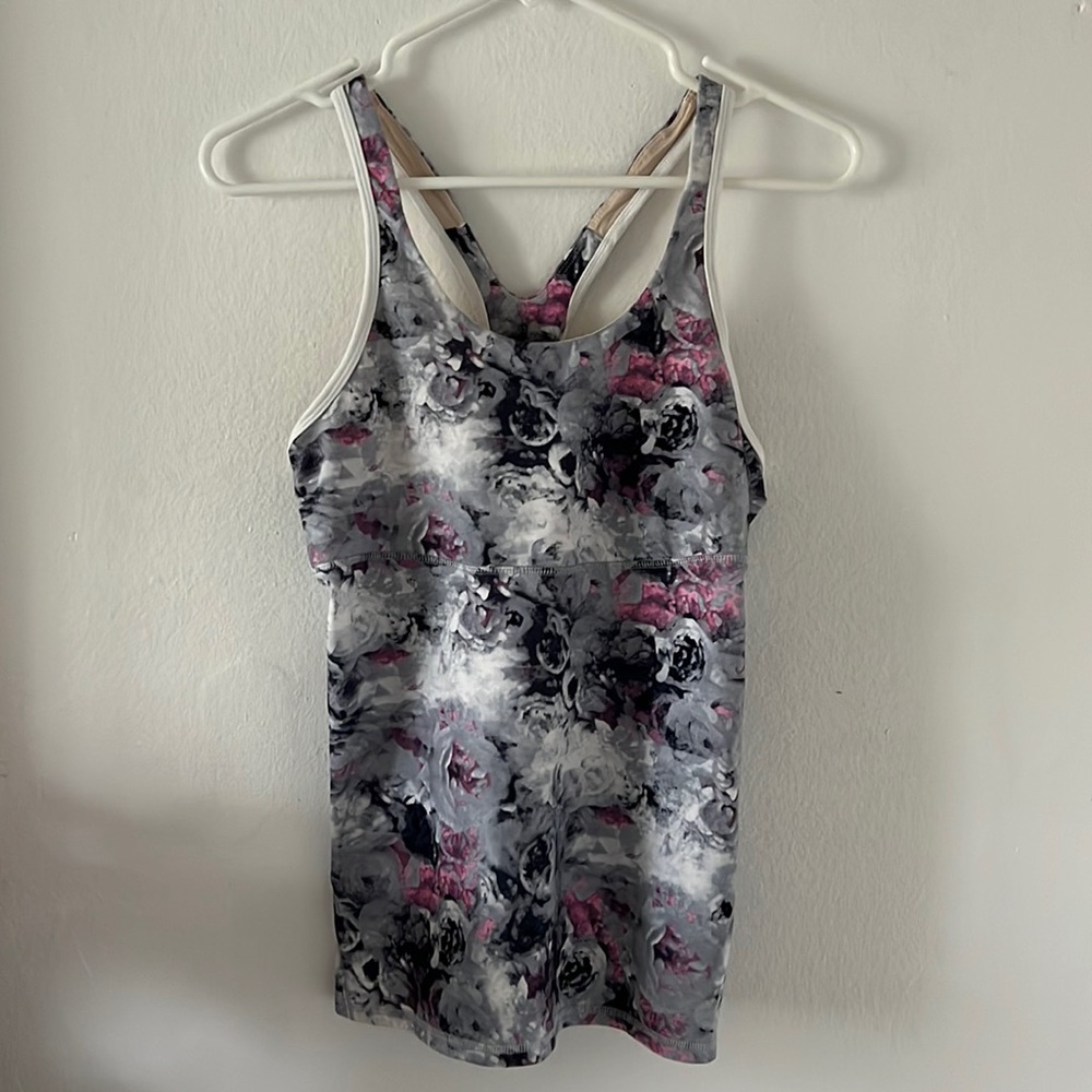 Lululemon tank with built in bra sz8